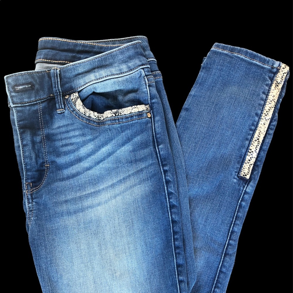 WHBM Midrise skinny zip ankle jeans size 4 with snake print accents